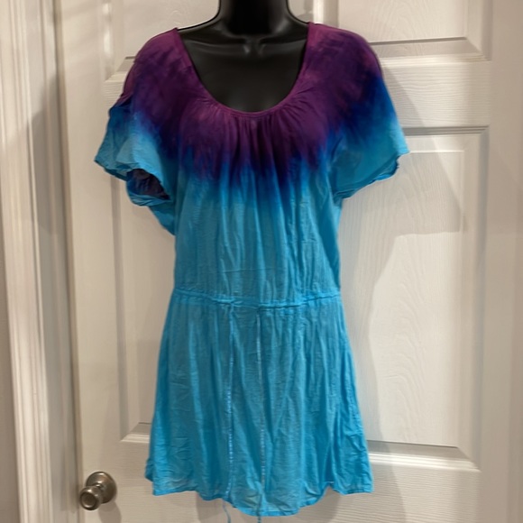 2 Multicolored Tops - Picture 6 of 7
